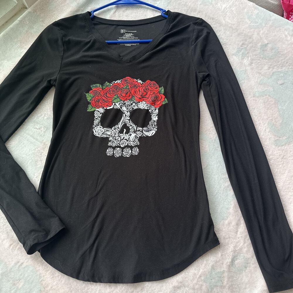 No Boundaries women's size S(3-5) t-shirt black with Skull v-neck long sleeves